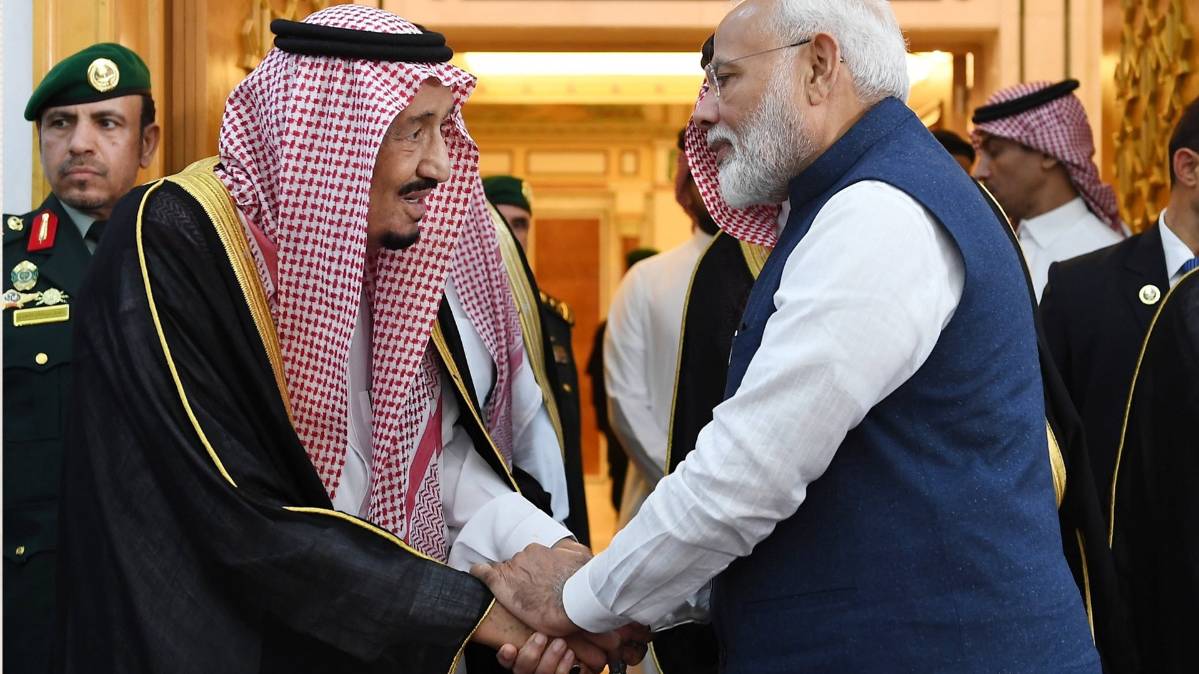 किंग सलमान के साथ पीएम मोदी (फोटो- @narendramodi)