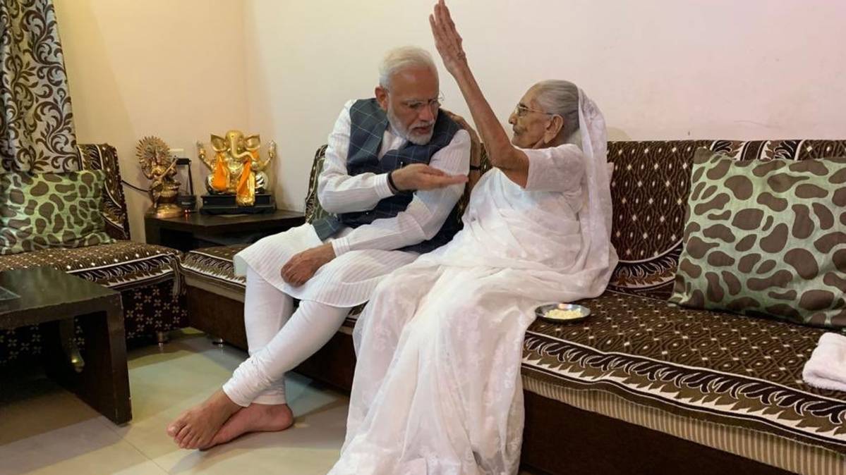पीएम मोदी ने मां हीराबेन से लिया आशीर्वाद