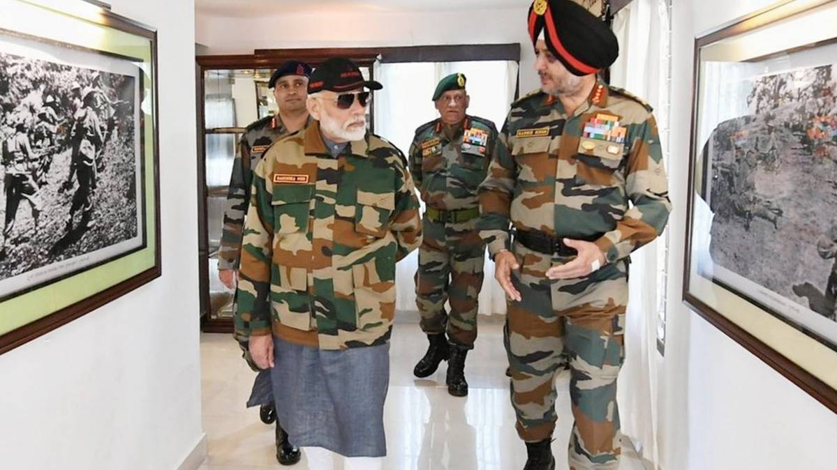 पीएम मोदी ने जवानों के बीच दिए अहम संकेत