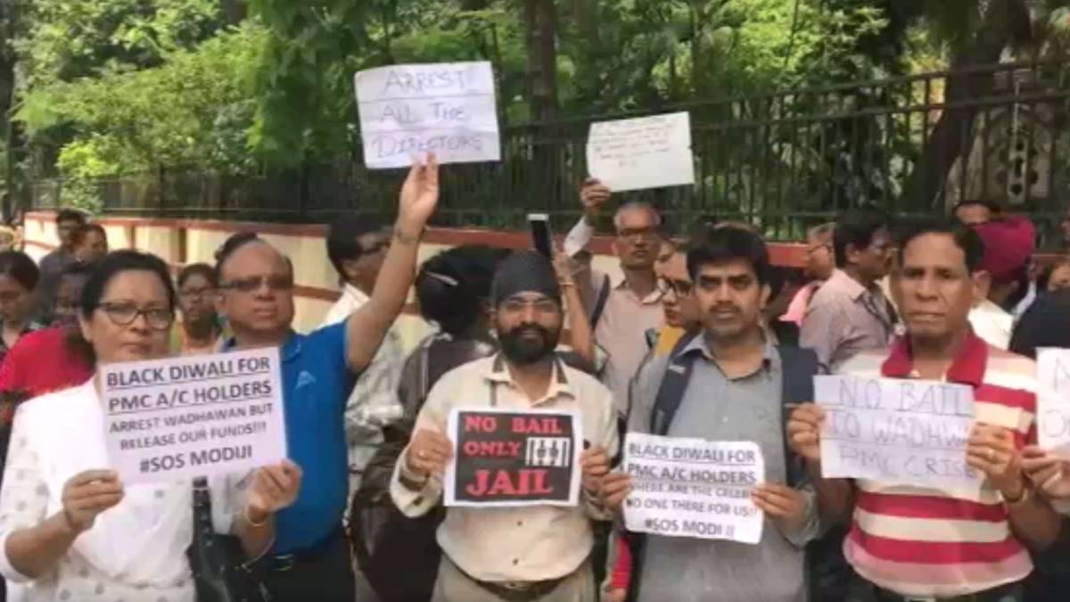 सड़क पर आए लोग