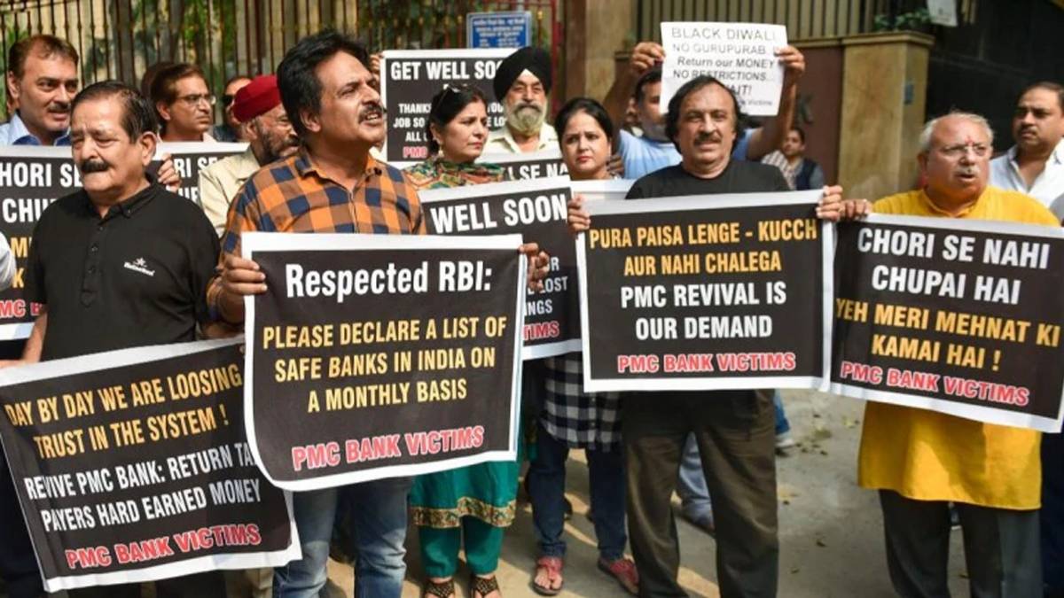 पीएमसी बैंक के खाता धारकों का वि‍रोध प्रदर्शन जारी है. (Photo: PTI)