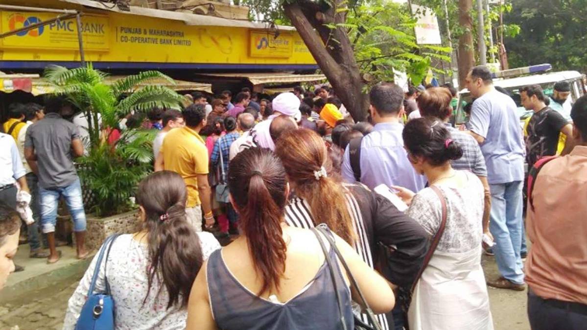 PMC बैंक के बाहर विरोध प्रदर्शन