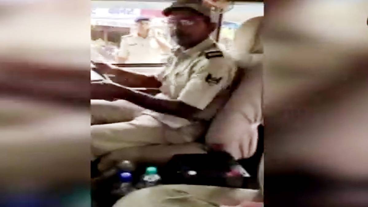ट्रैफिक इंस्पेक्टर ने काटा अपने ही ड्राइवर का चालान