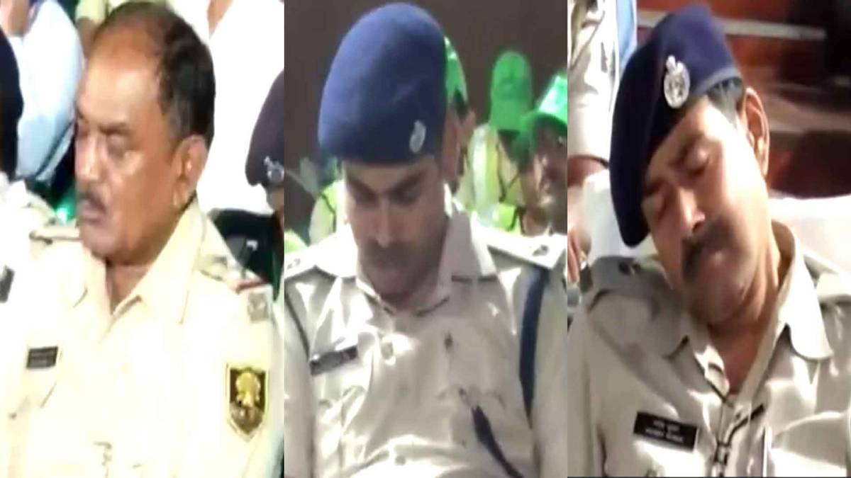 कमिश्रनर की बैठक में सोते दिखे पुलिसवाले