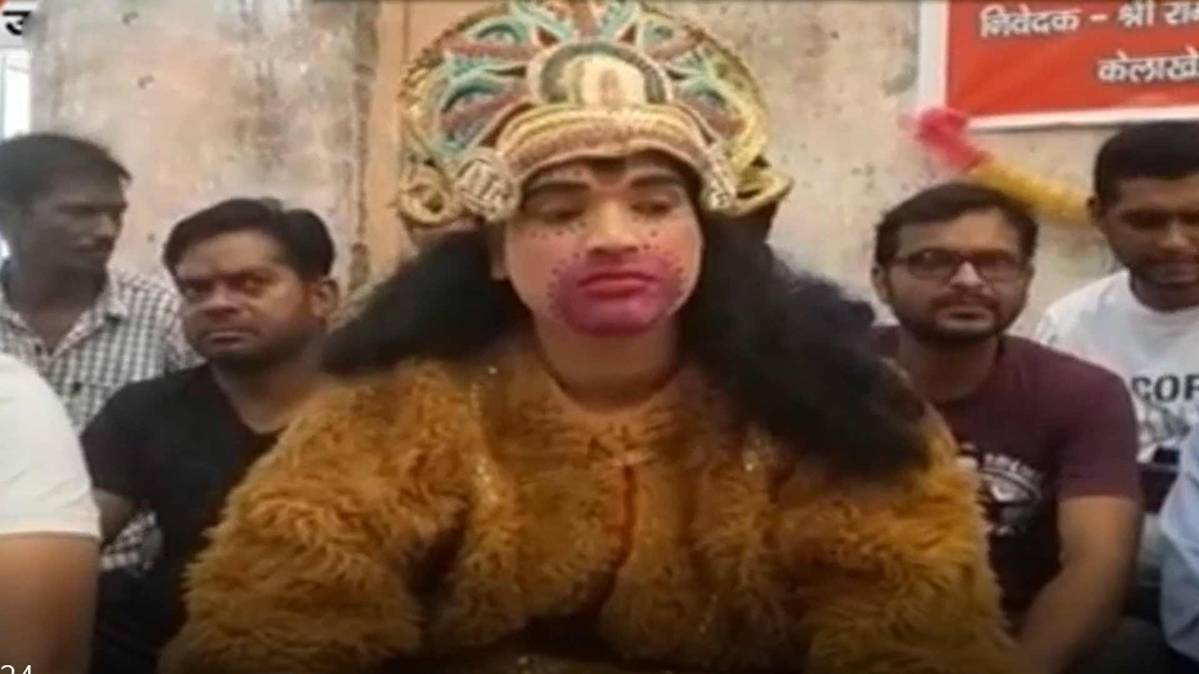 धरने पर कलाकार (फोटो टीवी ग्रैब)