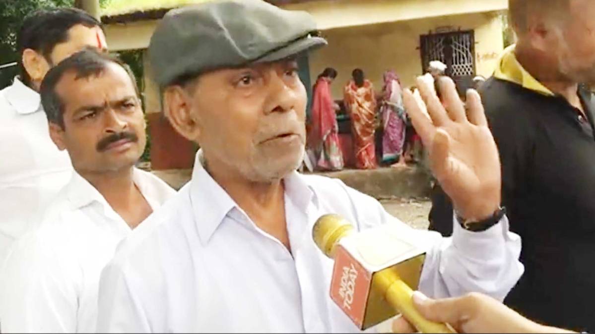 पुणे ज़िले के पुरंदर में वोट डालने पहुंचे मतदाता