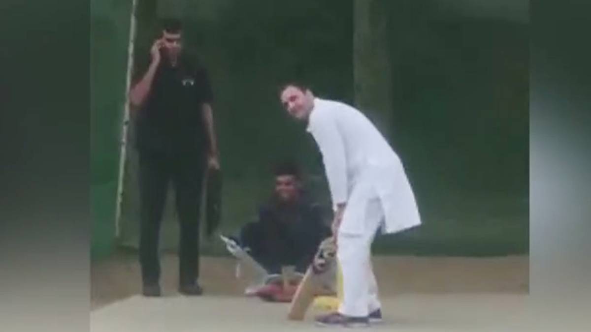 स्थानीय लड़कों के साथ क्रिकेट खेलते राहुल गांधी