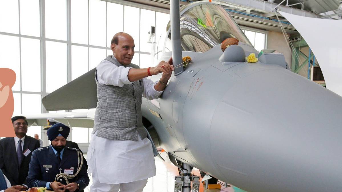 रक्षा मंत्री राजनाथ सिंह ने फ्रांस में राफेल विमान को रिसीव किया(फोटो-ANI)