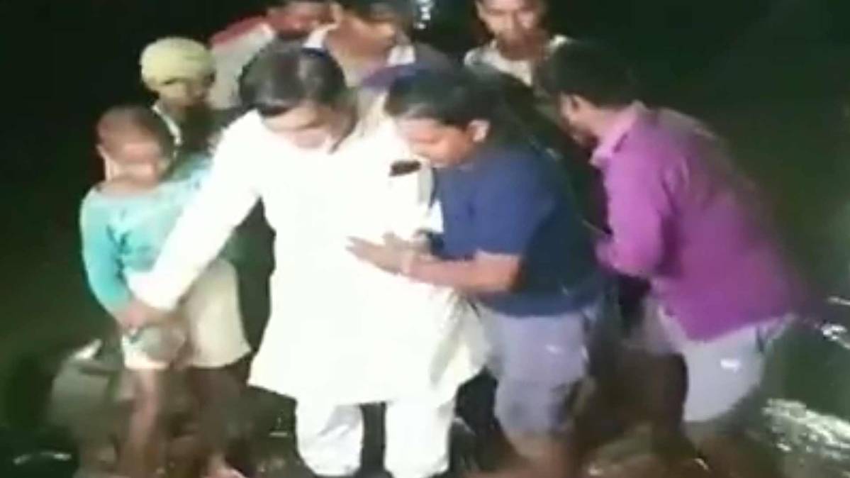 पूर्व मंत्री रामकृपाल यादव नदी में डूबने से बाल-बाल बचे (फोटो टीवी ग्रैब)