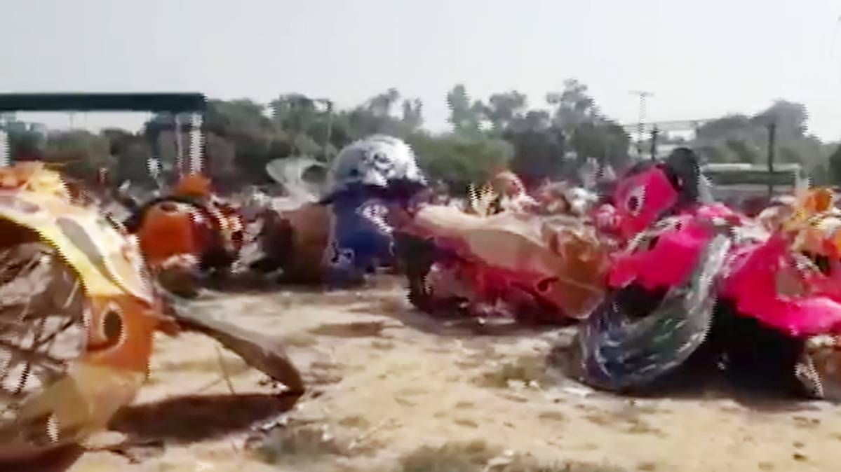 टूटे पड़े हुए रावण के पुतले