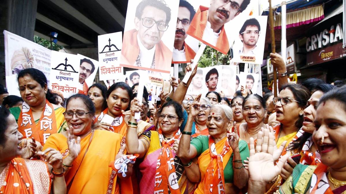 आदित्य ठाकरे ने भरा पर्चा