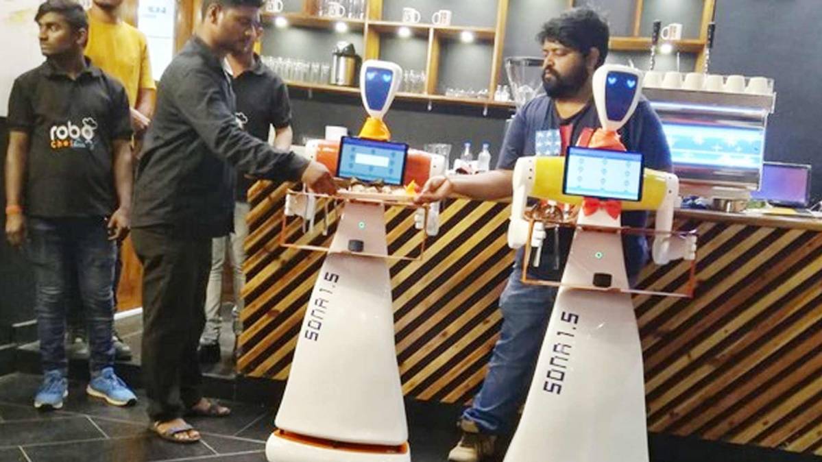 रेस्टोरेंट में रोबोट बना वेटर (फोटो ANI)