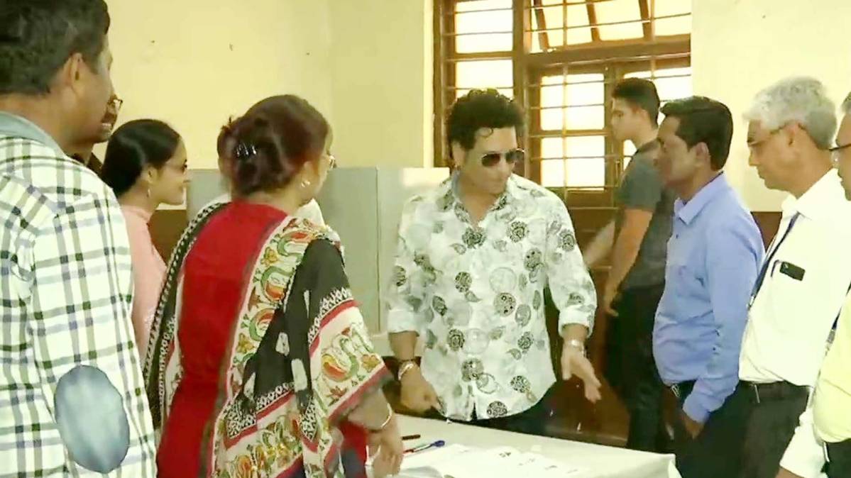 सचिन तेंदुलकर ने परिवार के साथ मुंबई में वोट डाला