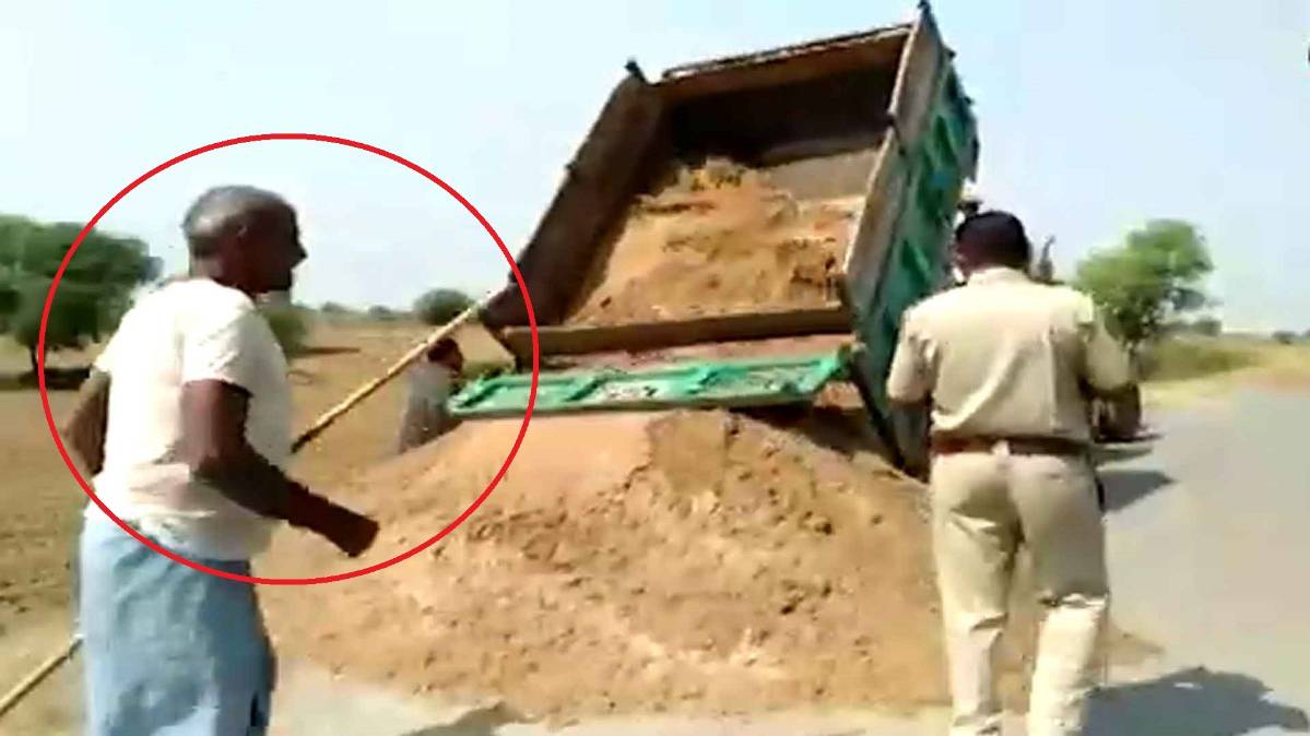 पुलिसवालों को लट्ठ दिखाते हुए दबंग