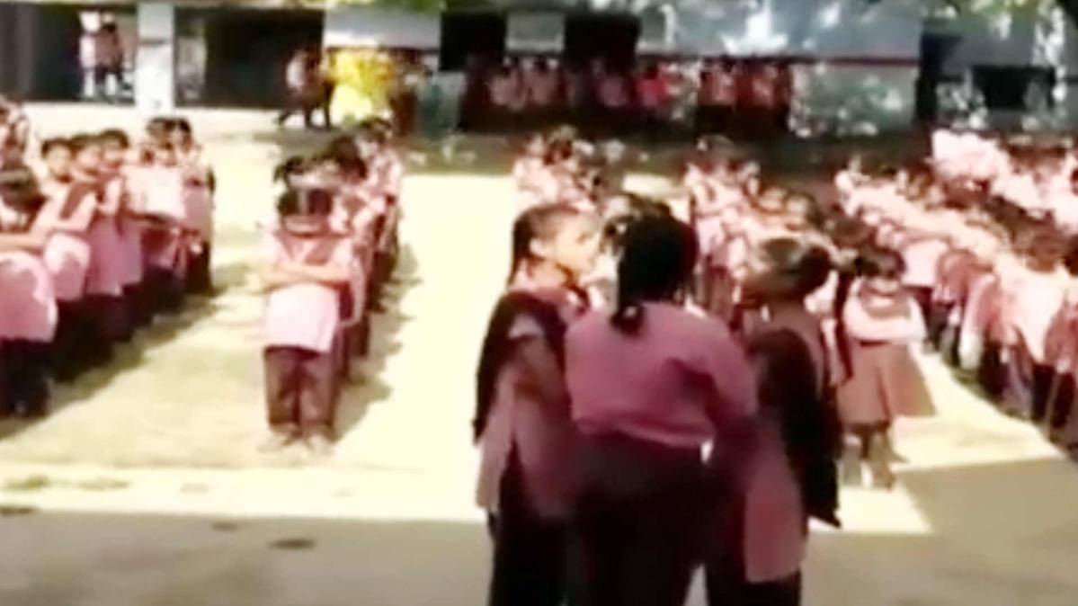 स्कूल में प्रार्थना पर भी यूपी में हिंदू और मुसलमान (फोटो टीवी ग्रैब)