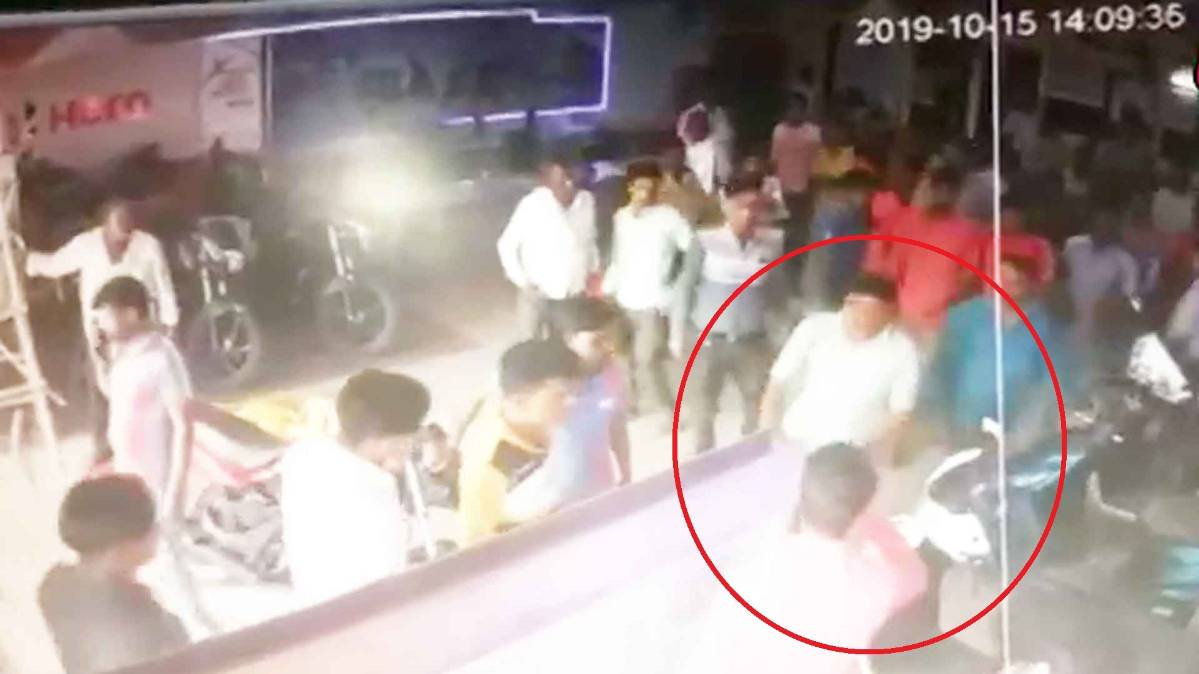 बदमाशों का शोरूम में उत्पात