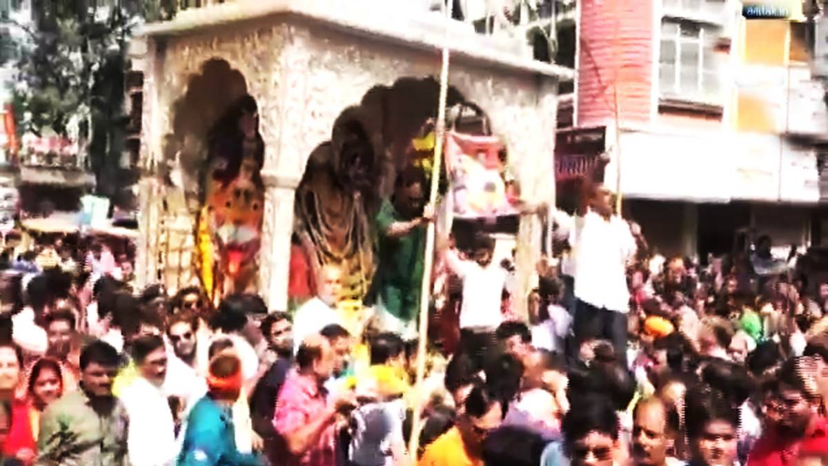 350 किलो चांदी के रथ पर निकली माता की सवारी