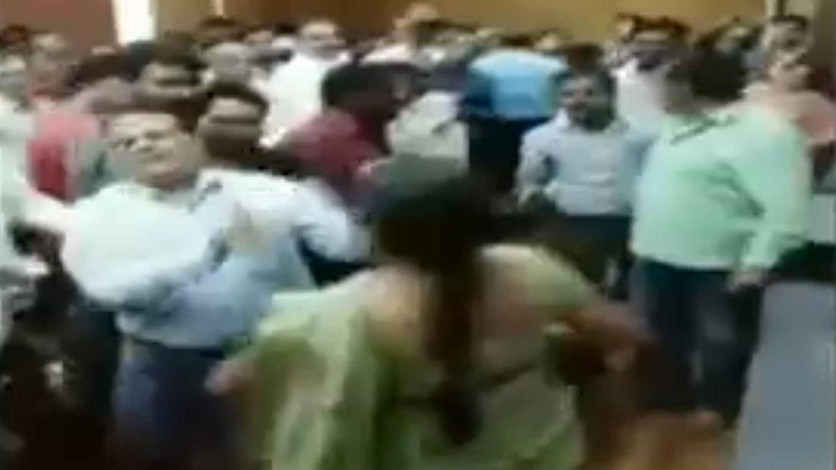 चप्पल बनी हथियार, नेता प्रतिपक्ष पर वार (PHOTO TV GRAB)