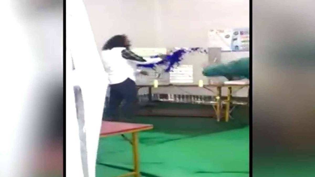 बीएसपी सुनील खांबे ने ईवीएम पर स्याही फेंकी