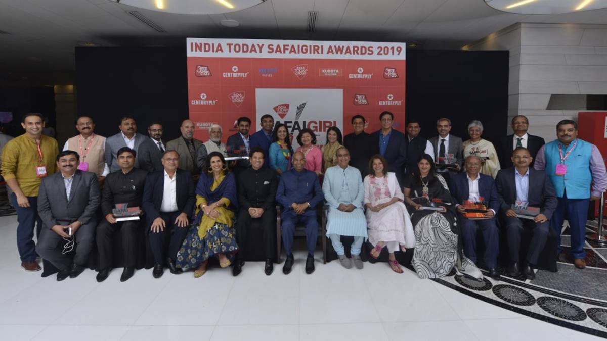 सफाई के दूतों को किया गया सम्मानित