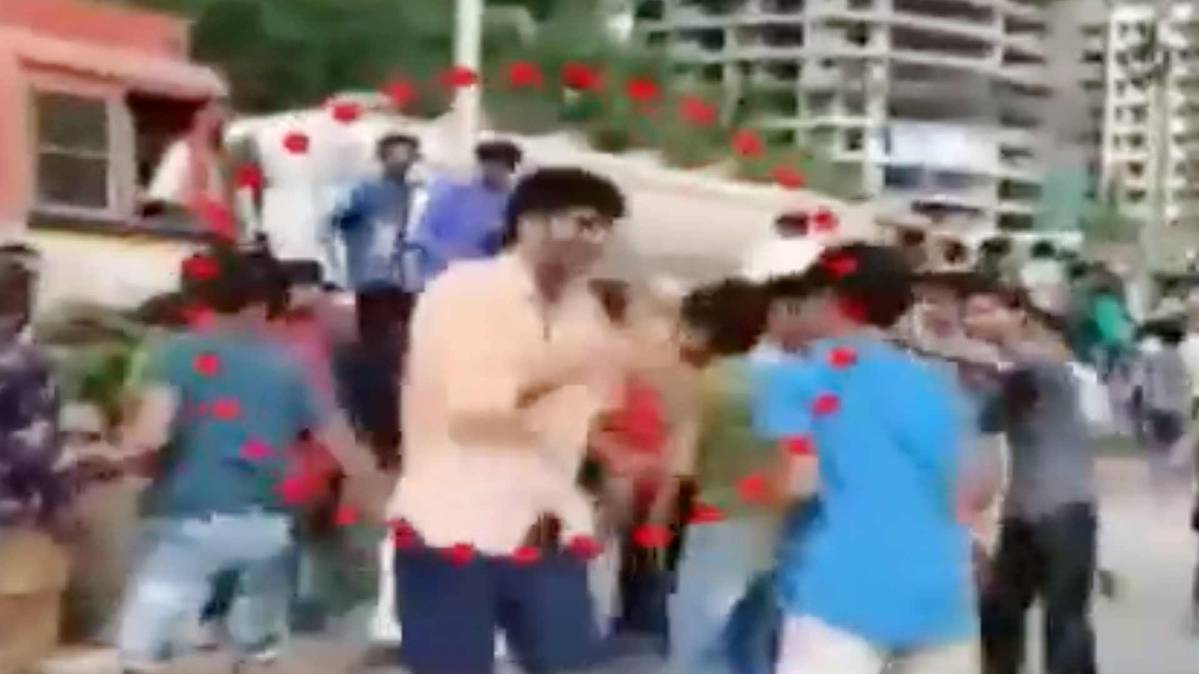 भीड़ ने पुलिस वालों को पीटा (फोटो टीवी ग्रैब)