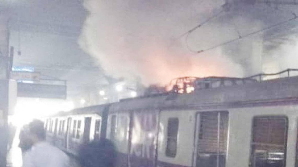 मुंबई के वाशी स्टेशन में लगी आग