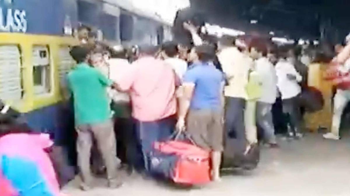 छठ को लेकर रेलवे स्टेशन पर लगी भीड़