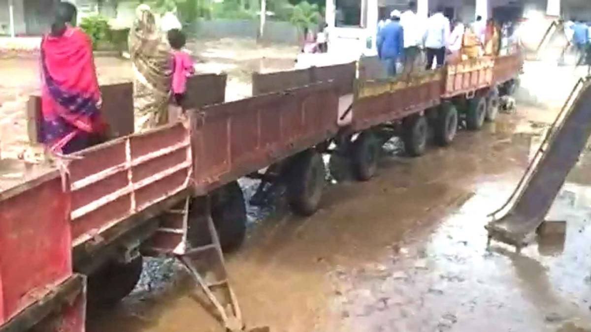 ट्रॉलियों से बने पुल पर चलकर वोट डालने जाते हुए लोग