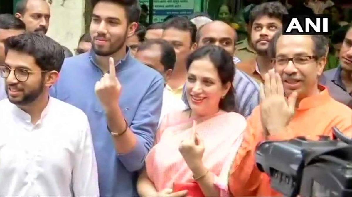 शिवसेना प्रमुख उद्धव ठाकरे ने परिवार के साथ डाला वोट (फोटो ANI)