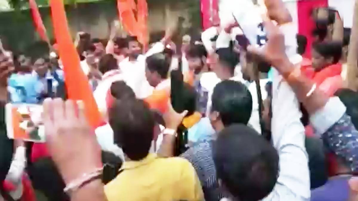 शस्त्र पूजन कार्यक्रम में हर्ष फायरिंग करते हुए VHP कार्यकर्ता
