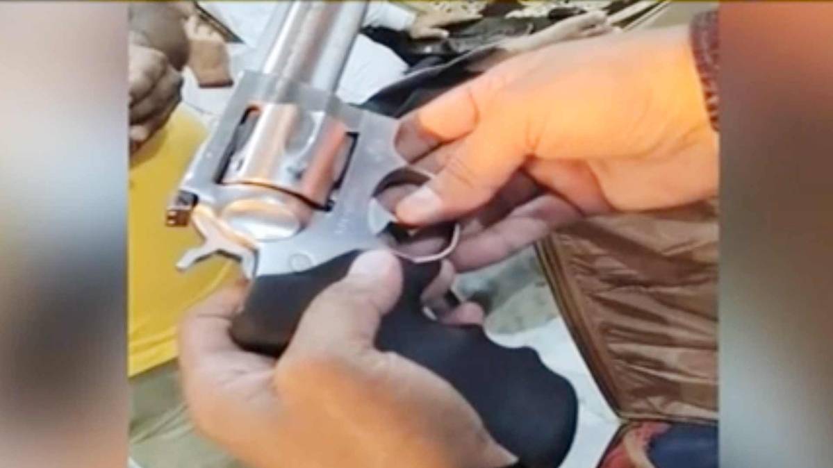 करोड़ों रुपये के अवैध हथियार बरामद (Photo TV GRAB)