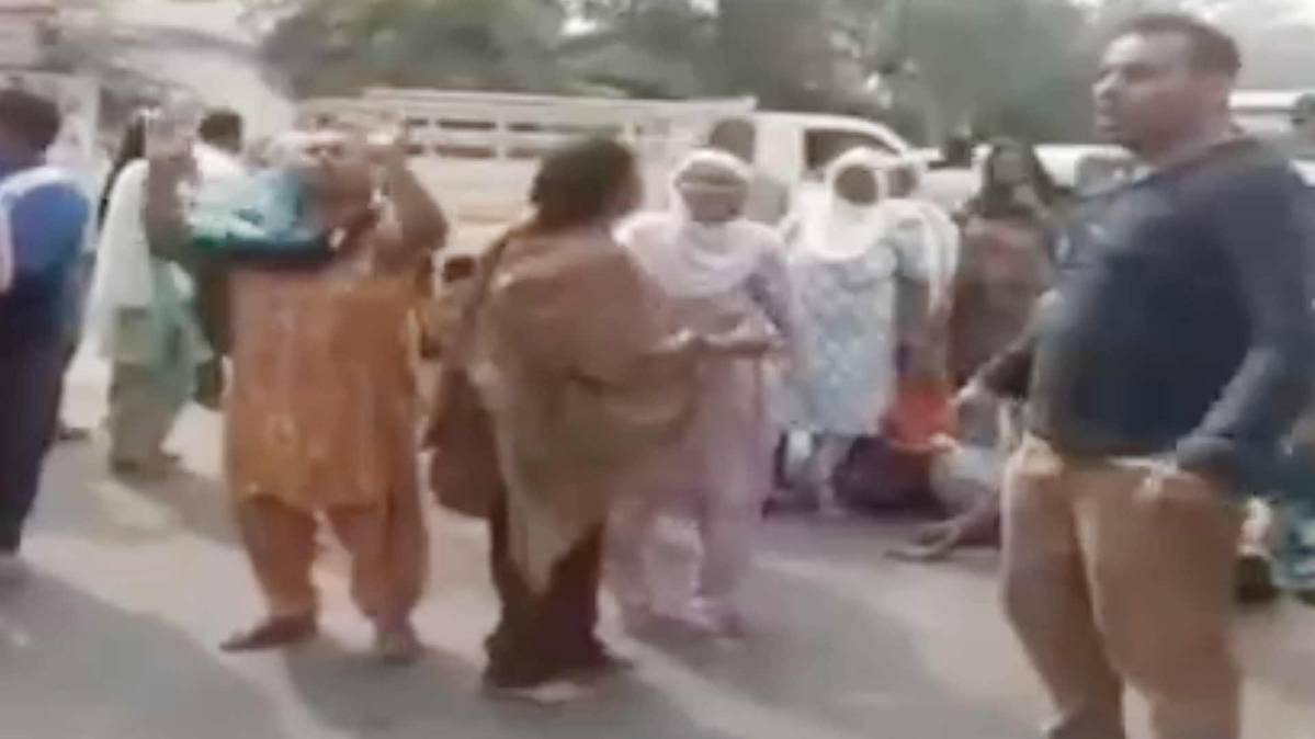 भीड़ का पुलिस पर हमला (फोटो टीवी ग्रैब)