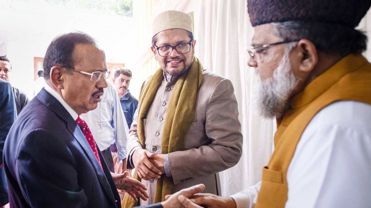 धर्मगुरुओं से मिले NSA