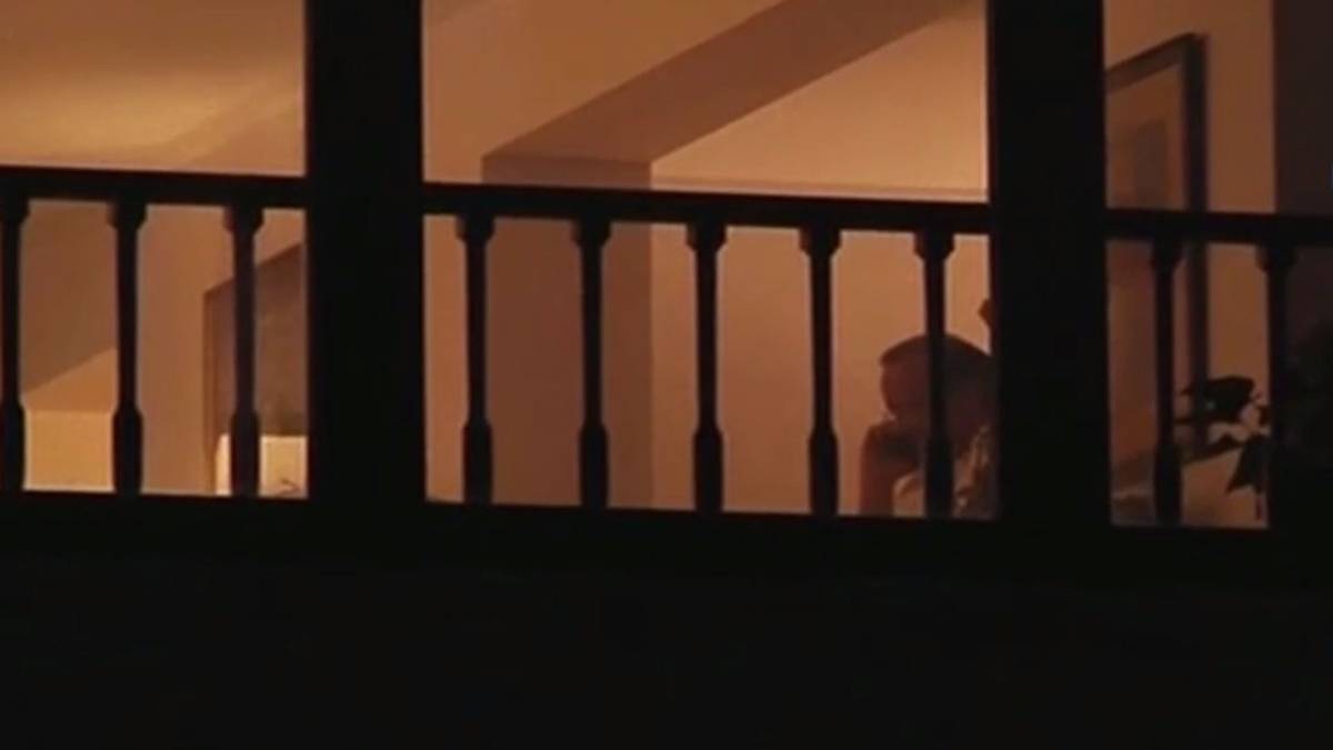 फोन पर बात करते नजर आए अजित पवार