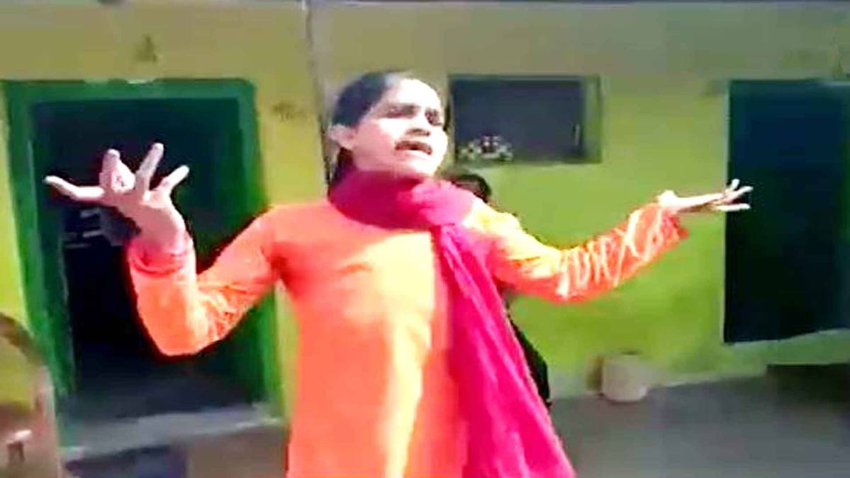 आंगनबाड़ी कार्यकर्ता ने किया डांस