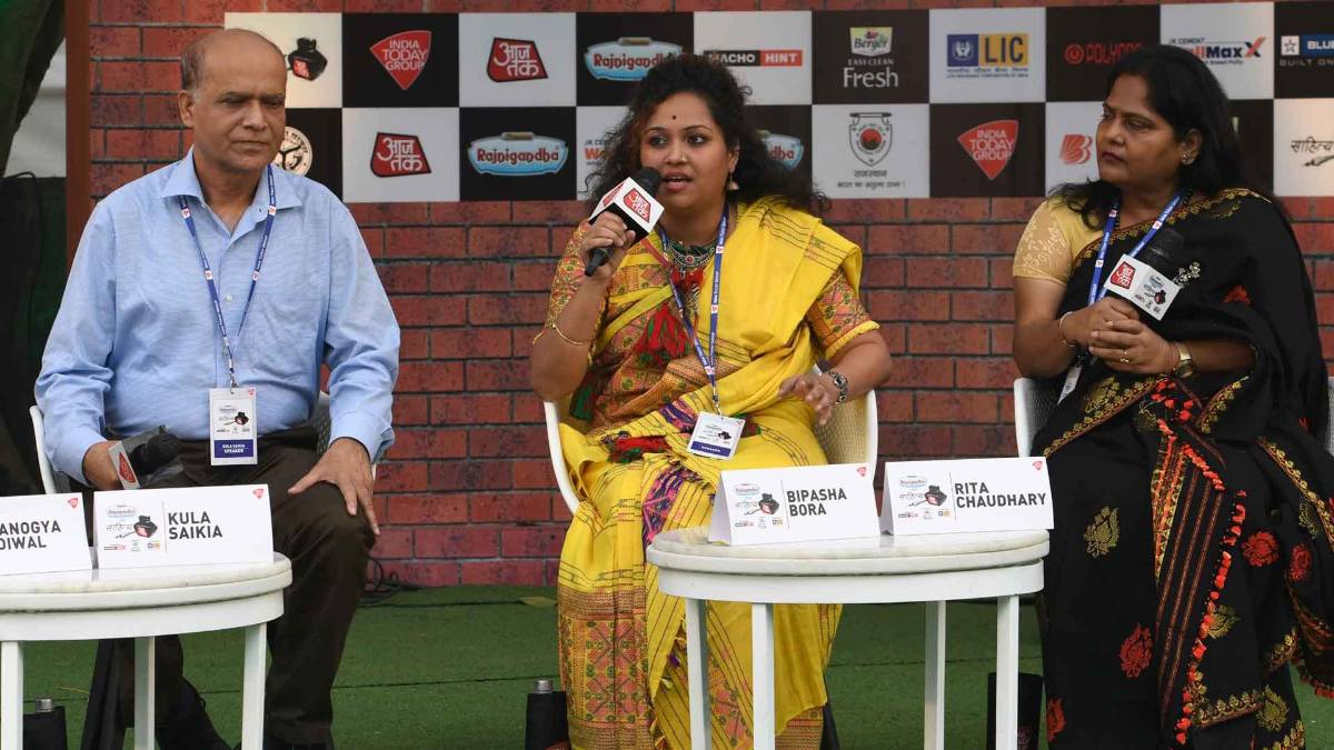पुलिस महानिदेशक कुला सैकिया, युवा असमिया लेखिका बिपाशा बोरा और रीता चौधरी