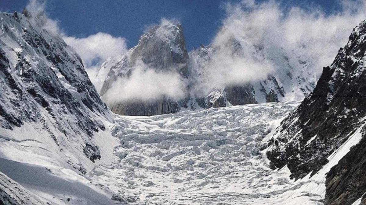 The initial reports said that at least eight army jawans were buried under the snow