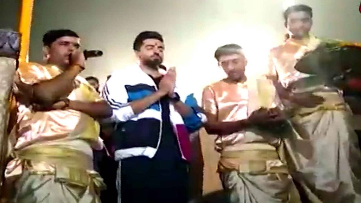 गंगा आरती करते हुए आयुष्मान खुराना