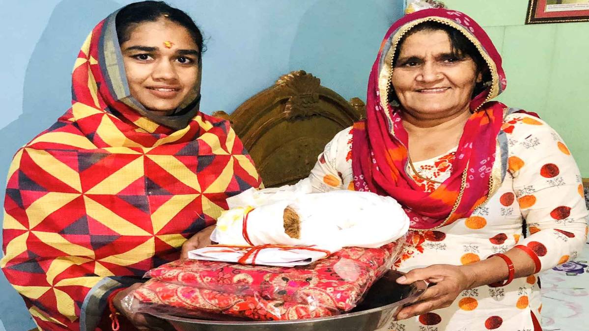 अपनी मां दयाकौर फौगाट के साथ बबीता फोगाट