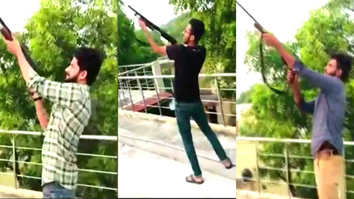 धड़ल्ले से फायरिंग करते युवक