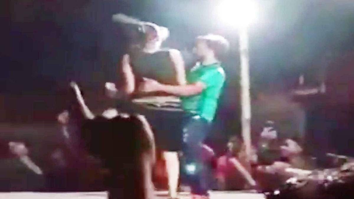 भोजपुरी गानों पर ठुमके लगाती बार बाला