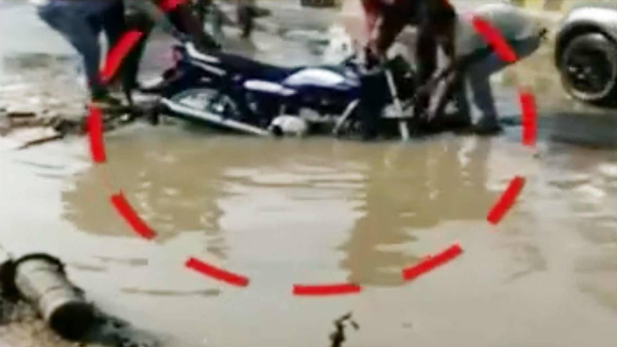 गुरुग्राम में विशालकाय गड्ढे में एक बाइकसवार गिरा (फोटो टीवी ग्रैब)