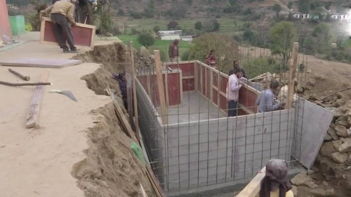 LOC पर रहने वाले मासूम ग्रामीणों को बचाने की कवायद(फाइल फोटो-ANI)