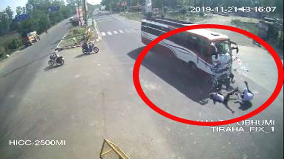 बस ने बाइक को मारी टक्कर