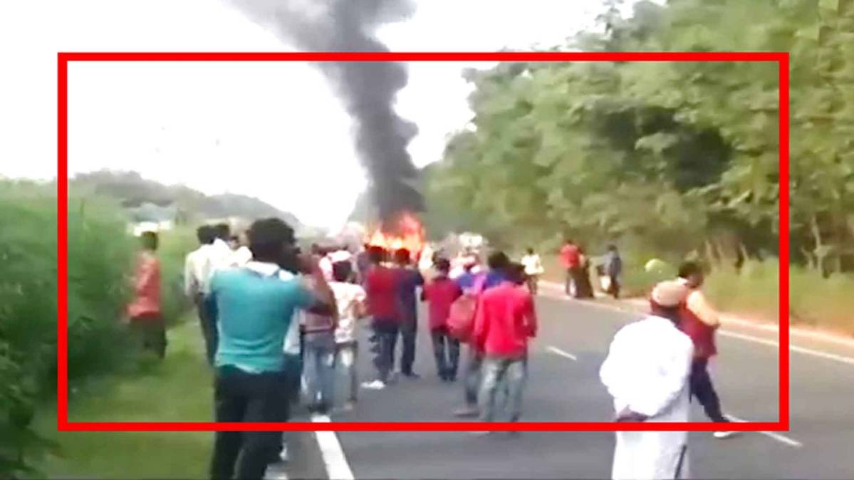 गुस्साए छात्रों ने कार में आग लगाई