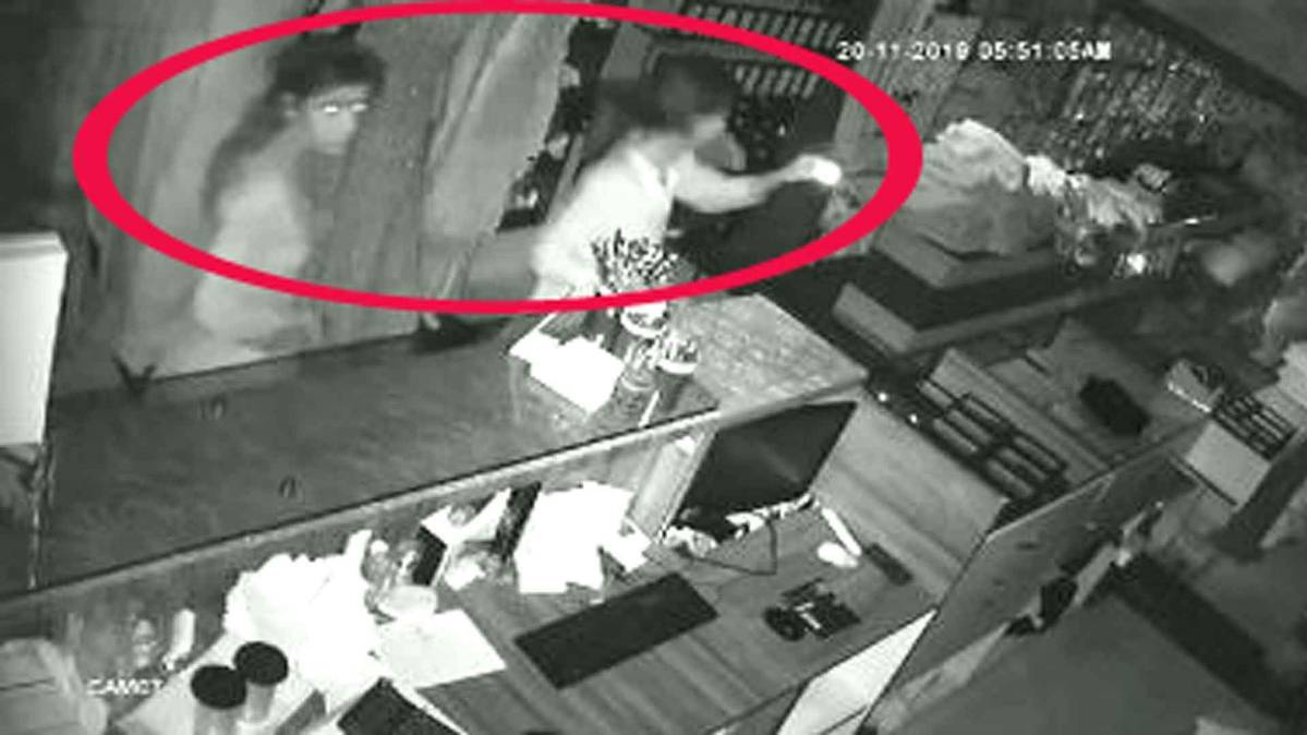 कपड़े के शोरूम में 25 लाख की चोरी