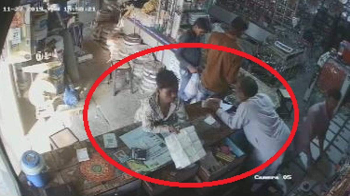 दुकान में एक लाख रुपये की चोरी
