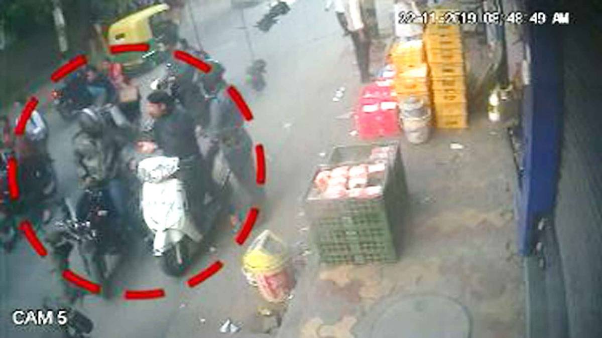 हथियार के दम पर शख्स से लूट