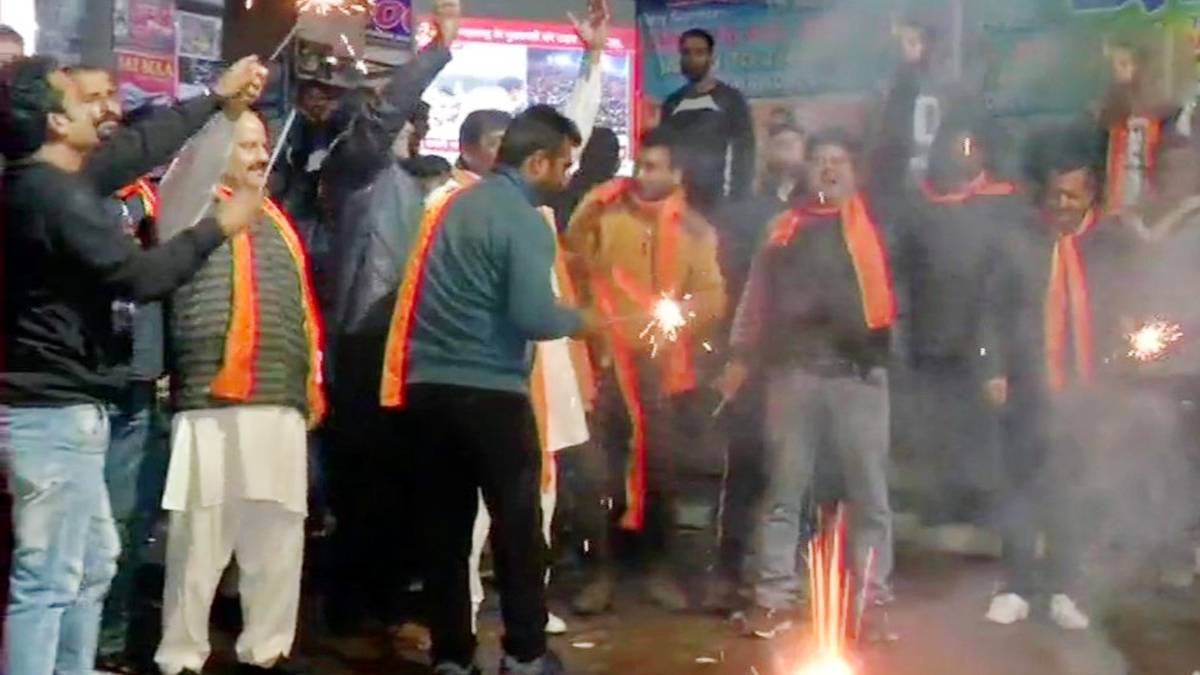 शिवसैनिकों का जश्न