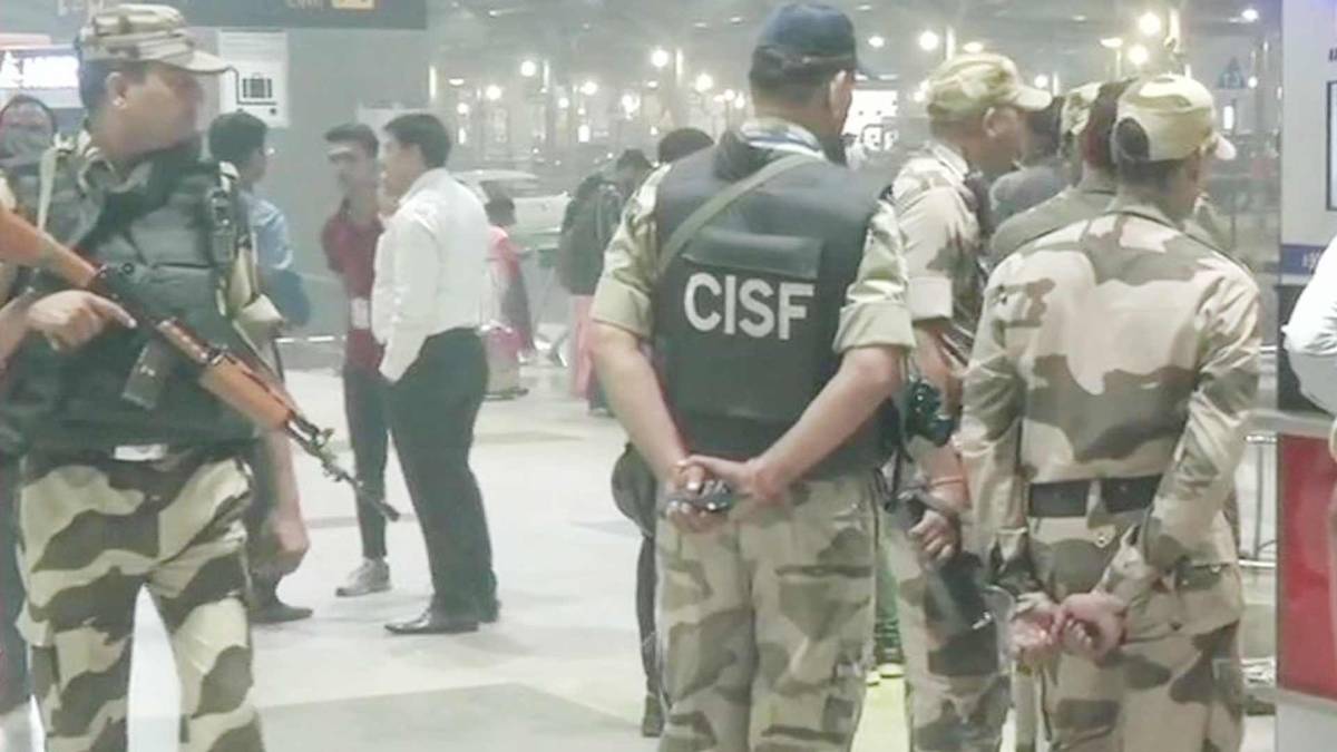 दिल्ली एयरपोर्ट पर काले रंग का लावारिस बैग (Image ANI)